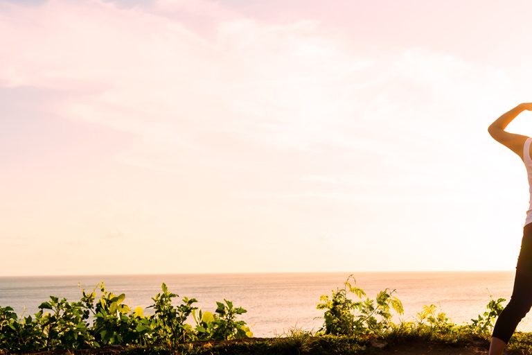 jongedame kijkt uit naar grote reis met haar bagage jongedame kijkt uit naar grote reis met haar bagage
